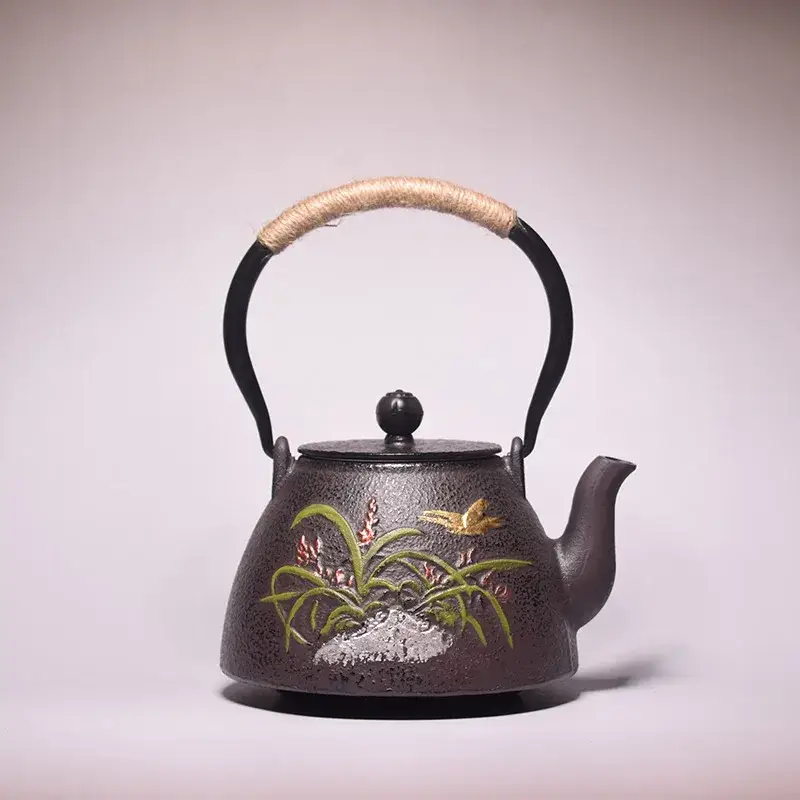 Théière en fonte à décor forgé