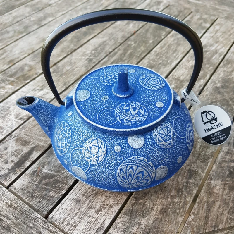 Théière du Japon en Fonte Bleue Iwachu Mari Asobi 650ml