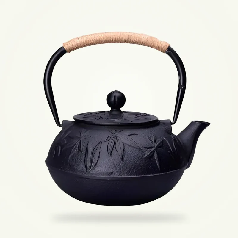 Théière japonaise en fonte gravée de feuilles