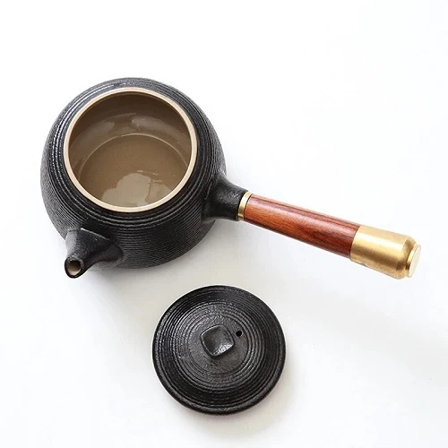 THÉIÈRE CÉRAMIQUE MANCHE EN BOIS (DORÉ)
